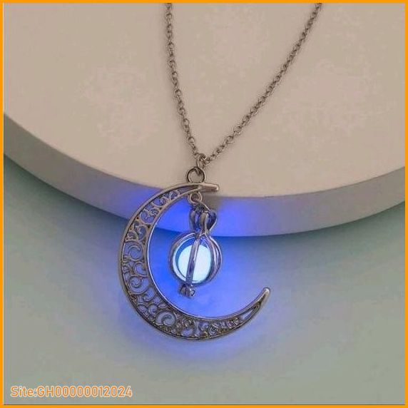 crescent moon necklace-1